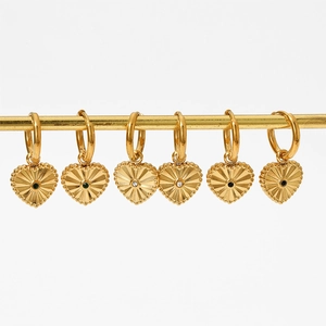 Boucles d'oreilles créoles en acier doré avec pendentifs cœurs blanc vert et noir