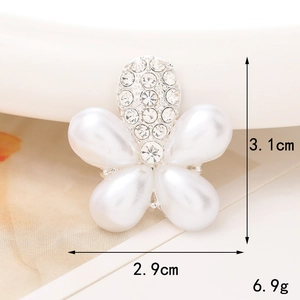 Detalle de accesorio de flor de perlas con pedrería, tamaño 3,1cm x 2,9cm y peso de 6,9g