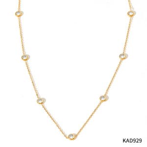 Detailaufnahme einer Goldkette mit eingelegten runden Zirkonia auf einer feinen Kette