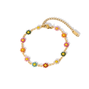 Bracciale in acciaio inossidabile dorato 18K con ciondoli a margherita colorata su sfondo bianco