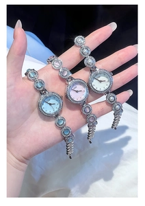 Gros plan de trois montres GEDI avec cadrans en nacre et lunettes ornées de strass