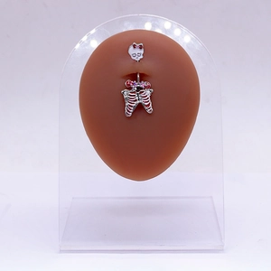 Détail du piercing de nombril style Monster High avec tête de mort sur modèle silicone
