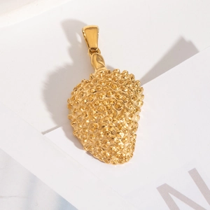 Détail d'un pendentif fraise texturé en acier inoxydable doré pour la création de bijoux