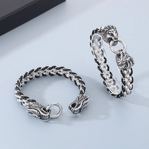 Gros plan du bracelet pour hommes avec têtes de lion et dragon en finition argent antique