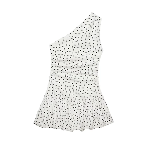 Détail de la robe une épaule à pois blancs avec fronces latérales et ourlet à volants