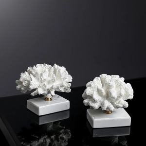 Statue corallo bianco in resina con base in marmo per un arredamento di lusso moderno