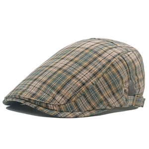 Détail d'une casquette plate à carreaux avec texture de tissu et boucle en métal réglable