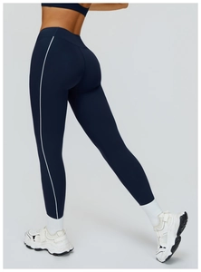 Vista dettagliata dei leggings da yoga blu navy con strisce bianche laterali ed effetto push-up