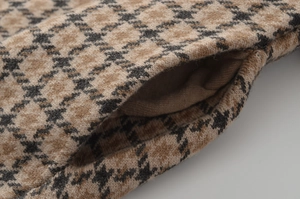 Detailansicht des braun-schwarzen Hahnentritt-Strickstoffs mit funktionaler Seitentasche