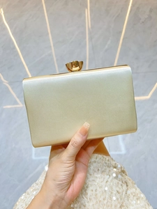 Elegante goldene Abendtasche aus Satin mit Blumen-Metallverschluss für festliche Anlässe