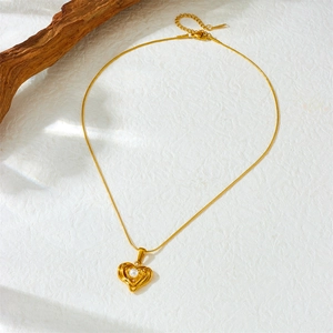 Gold-plated stainless steel snake chain necklace with irregular heart pearl pendant