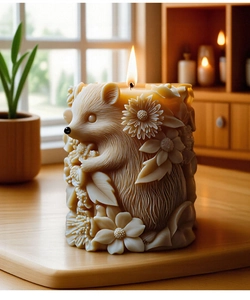 Nahaufnahme einer 3D-Igel- und Blumen-Reliefkerze auf einem rustikalen Holztisch