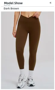 Legging de yoga café foncé avec taille croisée haute présenté par un mannequin
