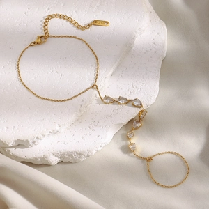 Détail de la chaîne de main plaquée or 18 carats avec zircon poire sur pierre et soie