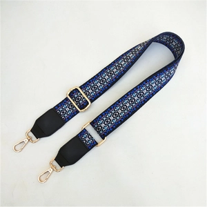 Tracolla geometrica blu con fibbie metalliche dorate ed estremità in pelle nera