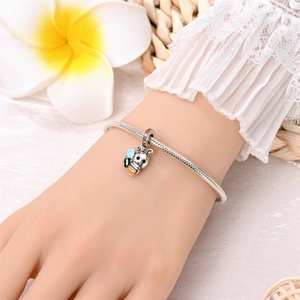 Dettaglio del bracciale a maglia serpente con ciondolo a forma di ape in smalto colorato