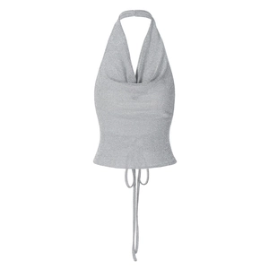 Detail eines silbernen Neckholder-Tops mit schimmerndem Stoff und langen Bindebändern
