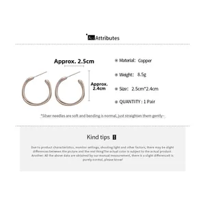 Détails du produit boucles d'oreilles créoles dorées montrant les dimensions 2,5cm x 2,4cm