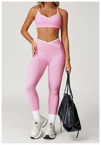 Roze tweedelige yogaset met sportbeha en legging met hoge taille en overslagontwerp