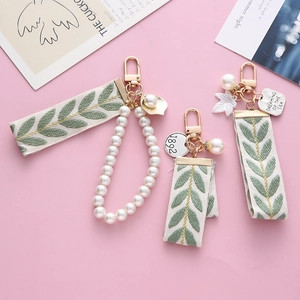 Porte-clés frais en ruban brodé et perles avec motifs floraux et breloques en métal