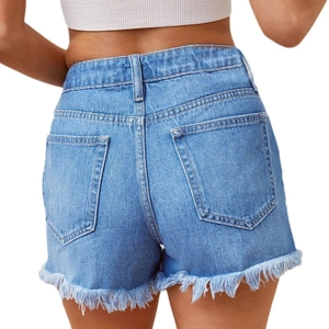 Short en jean taille haute bleu clair pour femme avec bords effilochés et poches