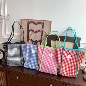 Detaillierte Darstellung bunter karierter Canvas-Einkaufstaschen in verschiedenen Gingham-Mustern