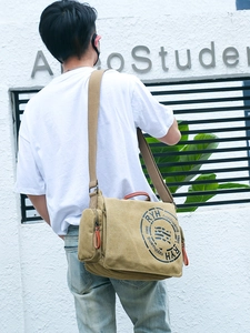 Sac bandoulière homme en toile kaki avec imprimé rétro et rabat, style décontracté
