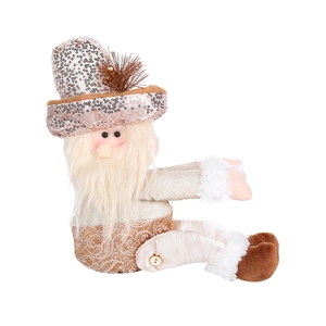 Gnomo di Natale seduto con cappello di paillettes e abito oro champagne su sfondo bianco