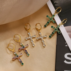 Boucles d'Oreilles Pendantes Croix en Cuivre Plaqué Or 18K pour Femmes Bijoux de Mode Vintage avec Strass en Forme de Cœur