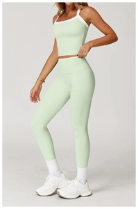 Zijaanzicht van de muntgroene yogaset met hoge taille legging en sporttop