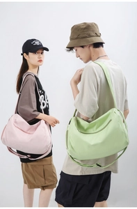Sacs de sport rose et vert portés par des modèles en tissu nylon résistant de grande taille
