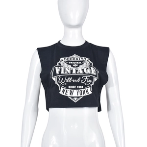 Dettaglio crop top nero senza maniche con stampa Brooklyn vintage e spalle scoperte