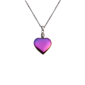 Collier mode avec pendentif cœur dégradé violet et bleu sur une chaîne argentée fine