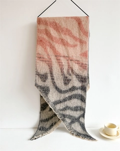 Vue verticale de l'écharpe en peluche rose et grise avec motifs abstraits et franges