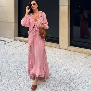 Robe longue rose à col en V avec volants superposés et manches longues en mousseline