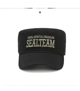 Detailansicht einer schwarzen Feldmütze mit weißer Naval Special Warfare Stickerei