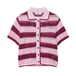 Detail eines rosa-burgunder gestreiften Strick-Poloshirts mit hochwertiger Lochstrick-Textur