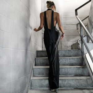 Détail du col en V plongeant et du dos nu sur une robe longue en satin noir luxueux
