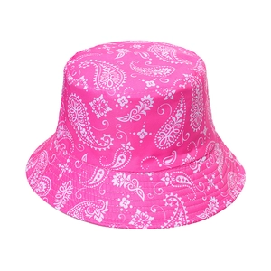 Dettaglio del cappello da pescatore paisley rosa con cuciture rinforzate sulla tesa