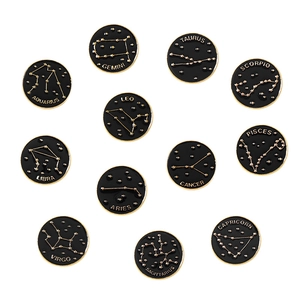 Lot de 12 pin's émaillés noirs et dorés présentant les constellations du zodiaque