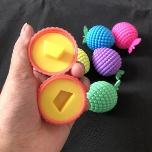 Detailansicht eines Obst-Formen-Lernspielzeugs mit interner geometrischer Verbindung