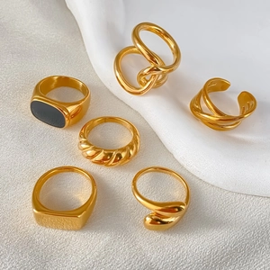 Set van 6 minimalistische goudvergulde ringen met knoop-, gedraaide en zegelontwerpen