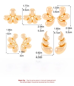 Detailed size chart of gold teardrop flower earrings with weight and iron material info