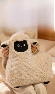 Vue détaillée d'un oreiller en peluche alpaga avec fourrure blanche et visage en daim noir
