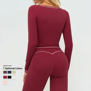 Completo da yoga bordeaux a maniche lunghe e leggings con dettagli in contrasto bianco