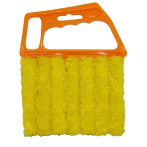 Detail of 7-finger microfiber cleaning brush for blinds with ergonomic orange handle