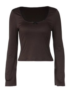 Haut moulant marron foncé à manches longues avec col carré, dentelle noire et nœud