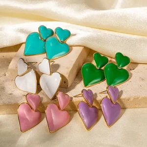 Orecchini a cuore placcati oro 18k in cinque colori pastello su base elegante