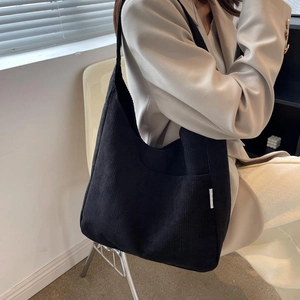 Große schwarze Cord-Einkaufstasche, präsentiert am Model in eleganter Büro-Umgebung