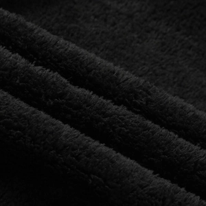 Makro-Detail von dickem schwarzen Sherpa-Fleece-Futter mit weicher Textur und Wärme